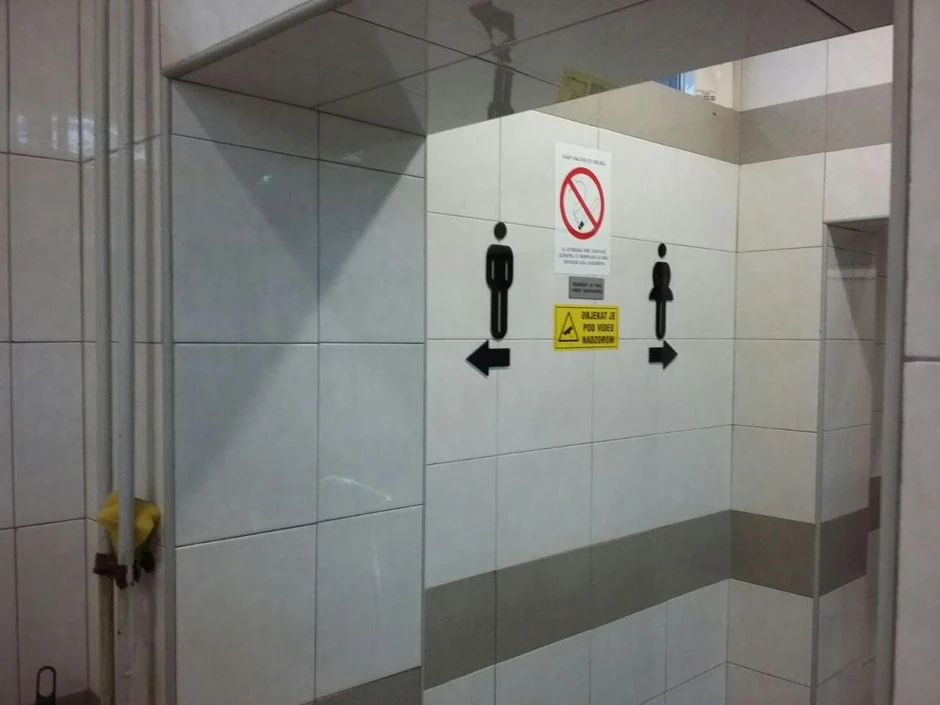 Obaveštenje između muškog i ženskog toaleta