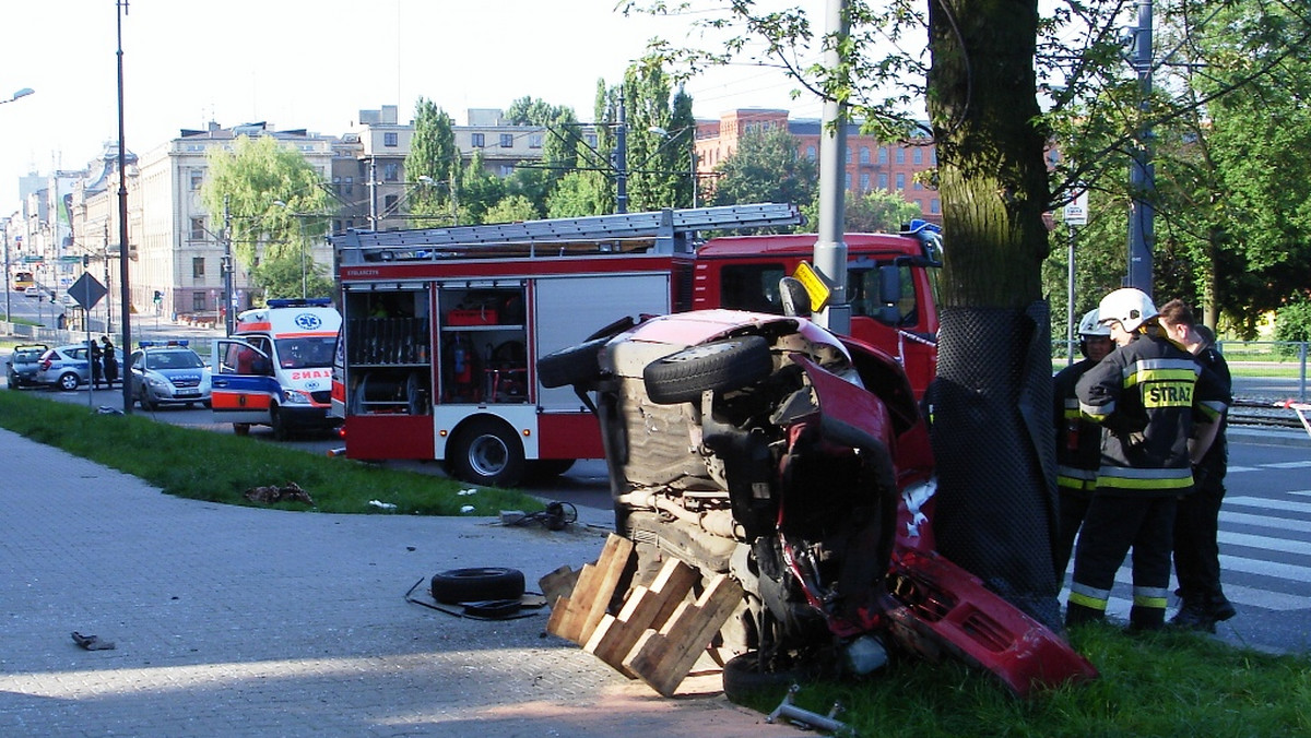 Około godz. 6.40 na skrzyżowaniu ulic Zachodniej i Drewnowskiej w Łodzi doszło go tragicznego wypadku. Jedna osoba zginęła, kolejne są ranne.