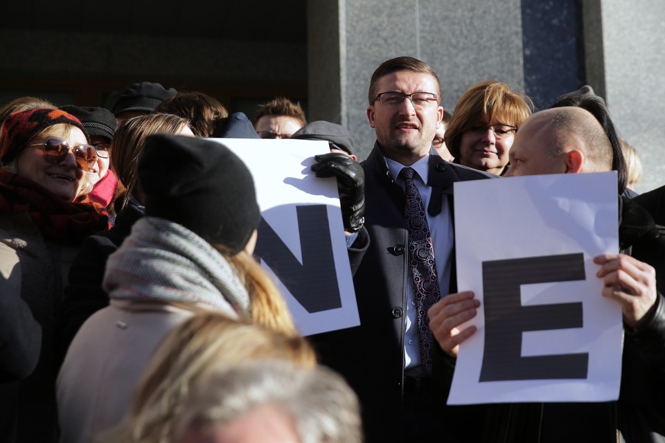 Demonstracja wspierająca Pawła Juszczyszyna przed Sądem Rejonowym w Olsztynie