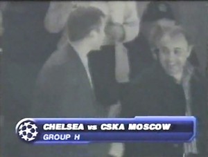 Roman Abramowicz i prezes CSKA Moskwa Jewgienij Ginier podczas meczu Chelsea — CSKA w 2004 r. Zrzut z ekranu z transmisji telewizyjnej