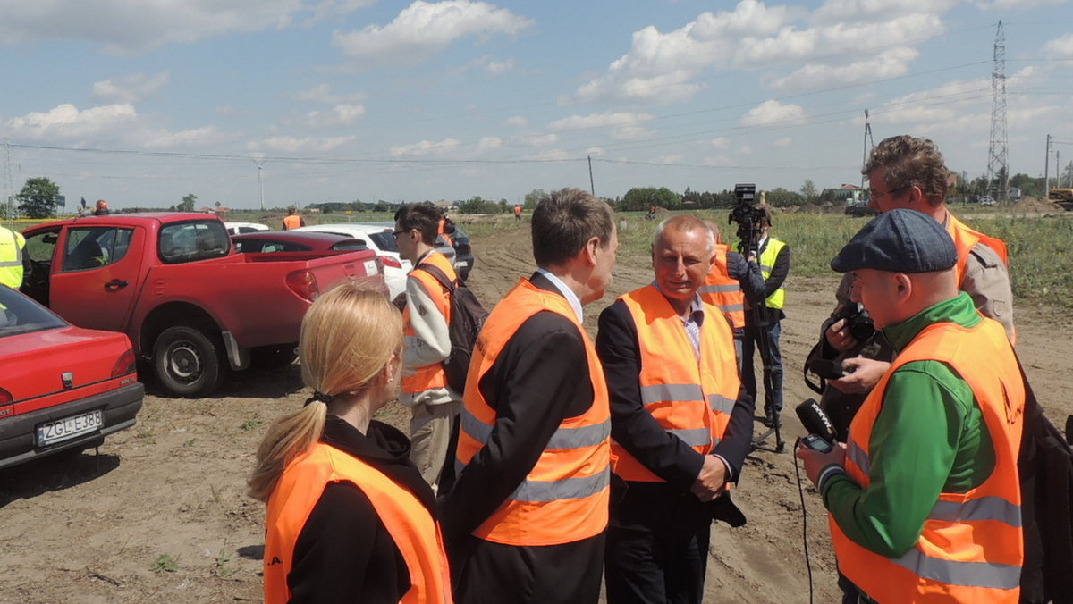 Budowa będzie zrealizowana w terminie - zapewnił  na placu budowy obwodnicy Inowrocławia Przemysław Meller, dyrektor kontraktu. Prace przy przybudowie trasy trwają od lutego.