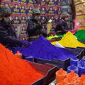 Jak produkuje się tysiące ton kolorowego proszku na hinduskie święto Holi