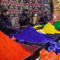 Jak produkuje się tysiące ton kolorowego proszku na hinduskie święto Holi