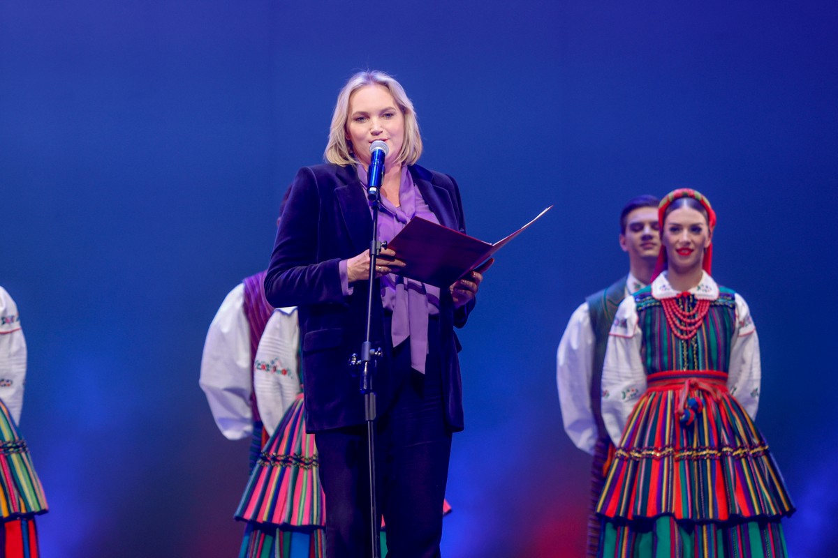 Dominika Chorosińska zamieściła w mediach społecznościowych wpis, w którym pokazała zdjęcie z religijnej uroczystości. Kto znany też się na niej pojawił?