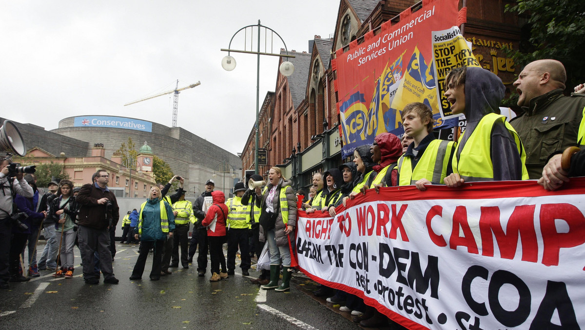 Co najmniej 5 tys. osób protestowało w niedzielę po południu przed salą konferencyjną w Birmingham, w której rządząca partia konserwatywna zebrała się na pierwszym od majowych wyborów dorocznym zjeździe.