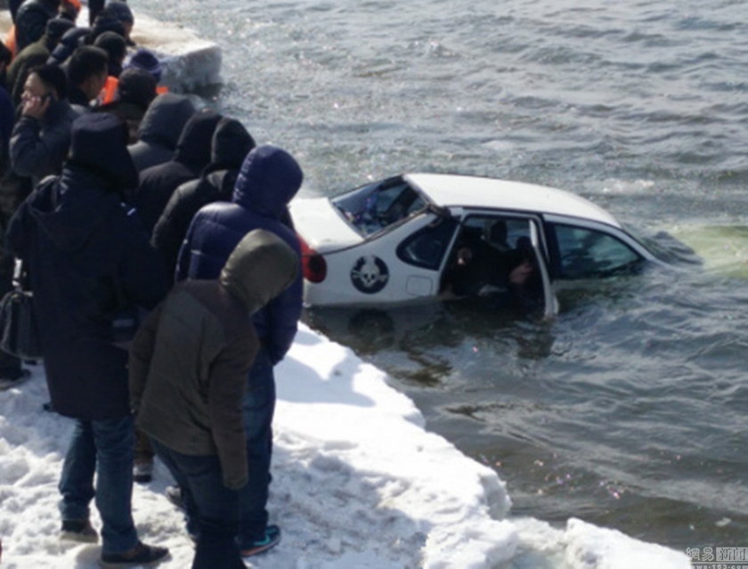 Auto wpadło do rzeki. Umarli przytuleni