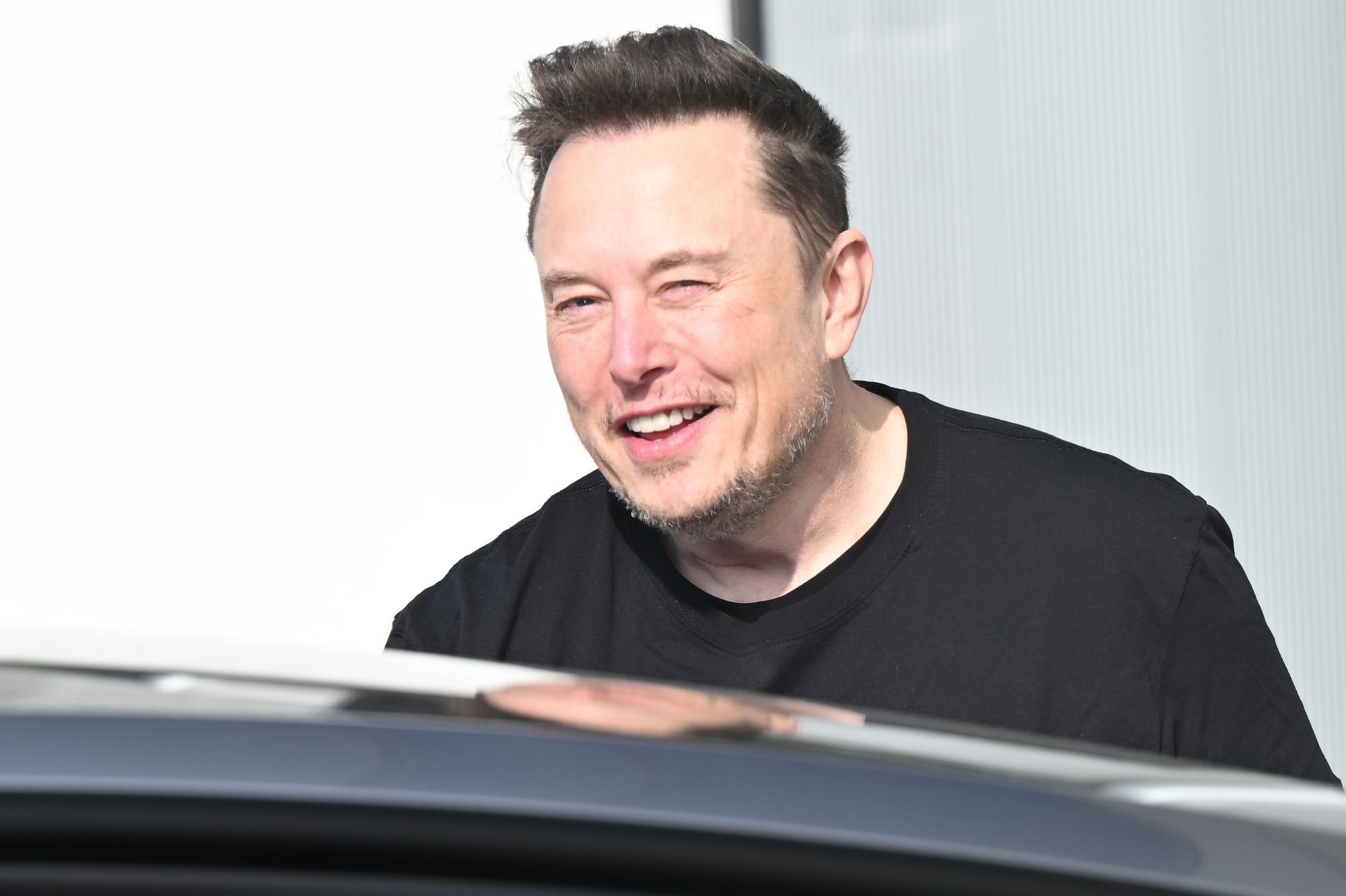 Podľa konšpirátorov má v skaze prsty aj Elon Musk.