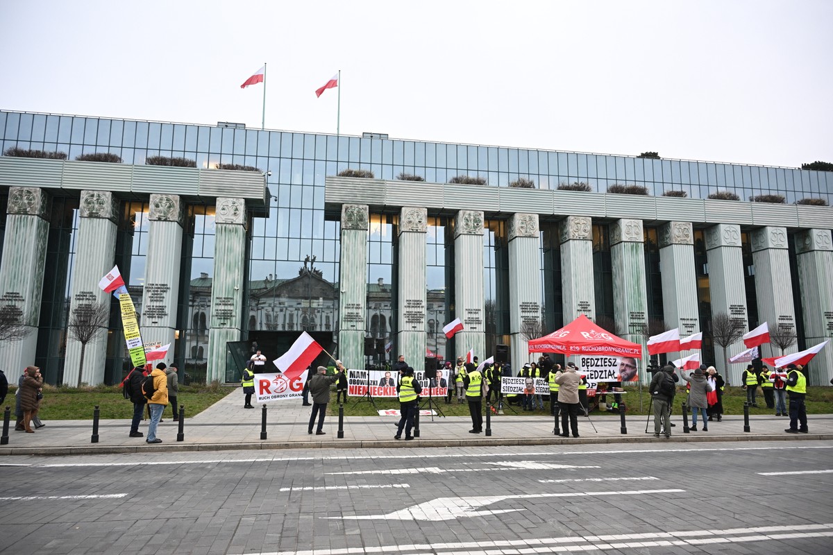 Warszawa, 03.12.2025. Pikieta Ruchu Obrony Granic przed siedzibą Sądu Najwyższego w Warszawie, 3 bm. Trwa posiedzenie połączonych izb: Kontroli Nadzwyczajnej i Spraw Publicznych oraz Pracy i Ubezpieczeń Społecznych w sprawie rozstrzygnięcia zagadnienia prawnego I NZP 7/25. Chodzi o ewentualne odstąpienie od zasady prawnej wyrażonej we wrześniowej uchwale Izby Pracy. Siedmioro sędziów Izby Pracy orzekło wówczas, że wyrok Izby Kontroli Nadzwyczajnej i Spraw Publicznych jest „nieistniejący i niebyły”. (jm) PAP/Radek Pietruszka