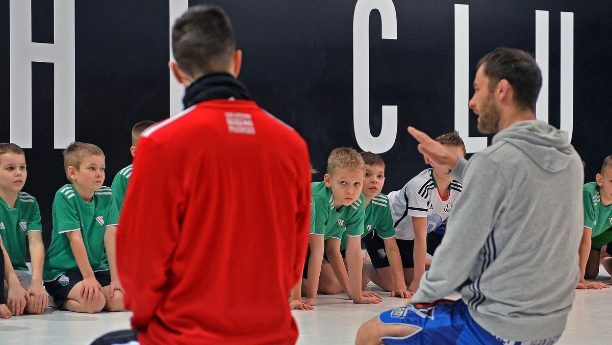 Kończy się powoli drugi rok działalności Legia Fight Club. To inicjatywa niespotykana w Polsce. Przy Łazienkowskiej udało się połączyć pięć sekcji sportów walki. Na obiektach klubu trenuje nie tylko młodzież i dorośli, ale także członkowie Akademii Piłkarskiej oraz uczniowie warszawskich szkół. - W całej stolicy razem ćwiczy w ramach klubu około 1000 dzieci - mówi dyrektor LFC Michał Chmielewski.