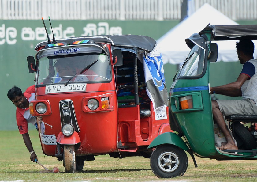 Najdziwniejsza dyscyplina świata – polo na trójkołowcach. Zobacz zdjęcia Lakderana-tuk-tuk-polo