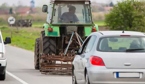 Czy można wyprzedzać traktor na linii ciągłej?