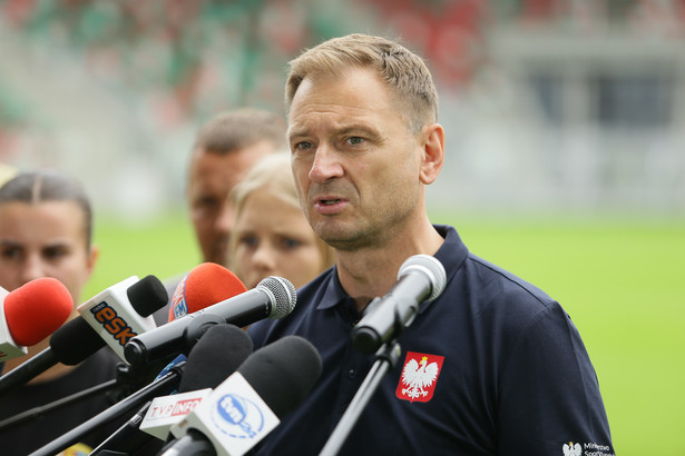 Minister sportu i turystyki Sławomir Nitras (C) podczas konferencji prasowej zwołanej w Sosnowcu
