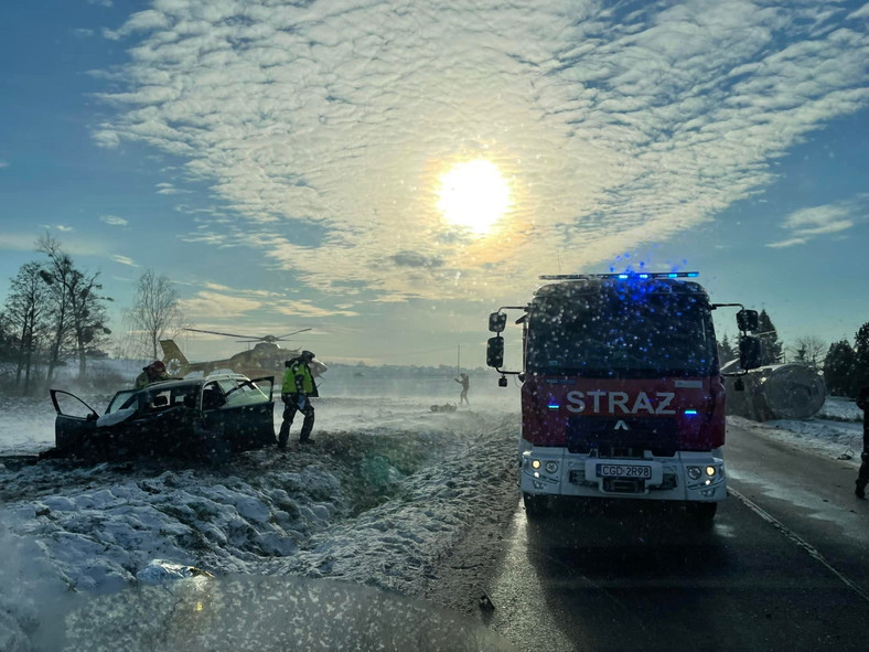 Śmigłowiec Lotniczego Pogotowia Ratunkowego na miejscu zdarzenia