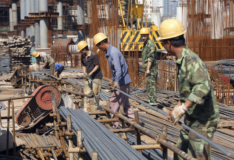 Chińscy robotnicy na budowie w Kantonie. Fot. Bloomberg