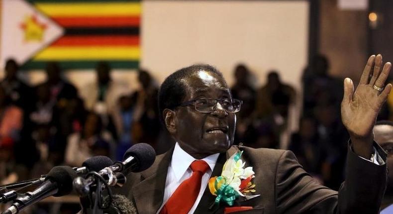 Zimbabwe's Mugabe says seeking steps to speed up public employees' pay