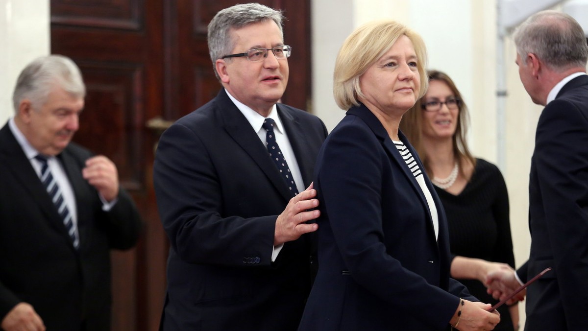 Prezydent Bronisław Komorowski wręczył w czwartek Annie Trzecińskiej akt powołania na stanowisko wiceprezesa i członka zarządu Narodowego Banku Polskiego.