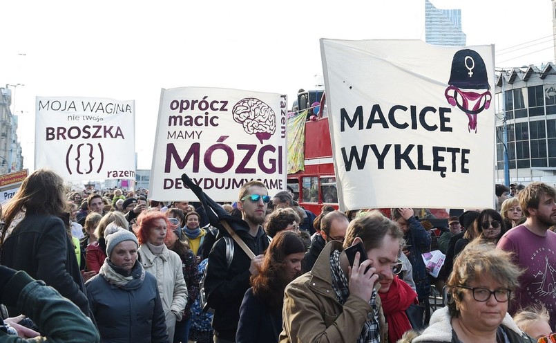 Manifa to demonstracja organizowana co roku z okazji Dnia Kobiet. Według szacunków policji w tegorocznej manifestacji wzięło udział ok. 3700 osób. Zdaniem warszawskiego ratusza uczestników było ok. 4 tys. Na początku manifestacji, zachęcani przez organizatorki, uczestnicy skandowali hasła: "Każda ekipa ta sama lipa", "Każda władza nam przeszkadza". W przemówieniach przekonywano, że jest sens iść z Manifą po raz 18., choć główne postulaty organizatorów od lat są ignorowane przez kolejne rządzące ekipy.