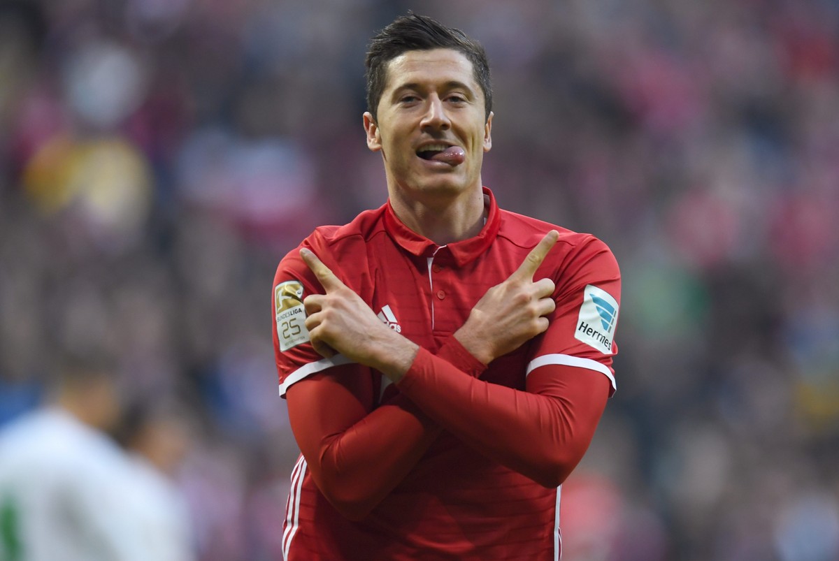 Lewandowski przedłużył kontrakt z Bayernem. Jeszcze żaden polski piłkarz nie zarabiał tak dużo