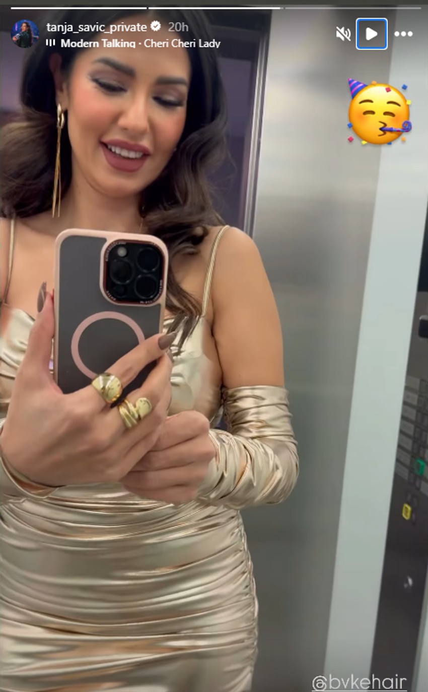 Tanja Savić u zlatnoj haljini