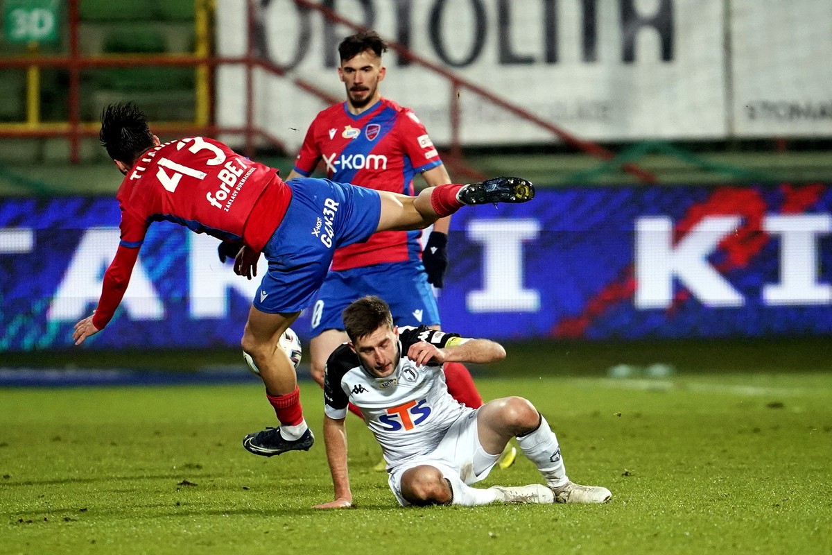 Piłkarze drużyny Raków Częstochowa David Tijanić (L) i Marko Poletanović (P-tył) oraz Taras Romanczuk (P-przód) z zespołu Jagiellonia Białystok podczas meczu Ekstraklasy