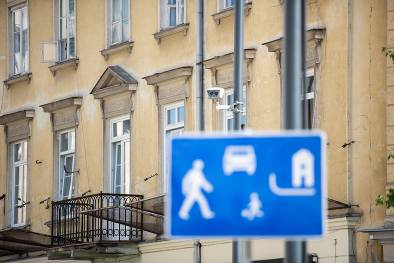 Wjazdu na plac Pięciu Rogów pilnuje kamera