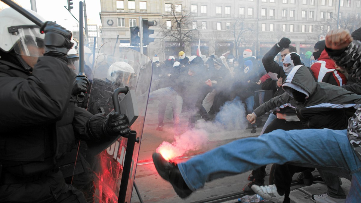 Przed warszawskim sądem rozpoczął się w środę proces organizatora ubiegłorocznego Marszu Niepodległości Witolda Tumanowicza. Został on obwiniony m.in. o świadome nierozwiązanie demonstracji mimo trwających burd. Tumanowicz nie przyznaje się do winy.