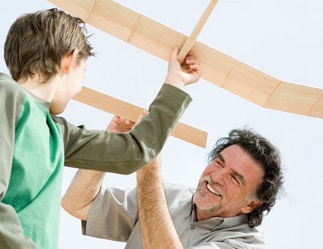 Pomysł dla dziadka: majsterkowanie. Tak naprawdę nie jest najważniejsze, co się robi - jeśli w ruch idą prawdziwe narzędzia, wnuk będzie wniebowzięty. Może to być konstruowanie samolotu, ale też sklejanie modeli samolotów. A może latawiec? Albo karmnik?