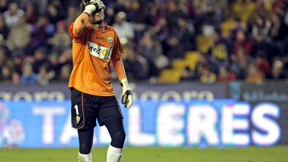 Valencia CF potwierdziła transfer Diego Alvesa z Almerii. Brazylijski bramkarz podpisał z Nietoperzami czteroletnią umowę.