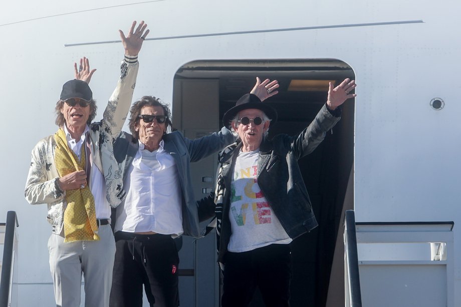 Mick Jagger, Ronnie Wood i Keith Richards z Rolling Stones na lotnisku w Madrycie. Hiszpania, 26 maja 2022 r.