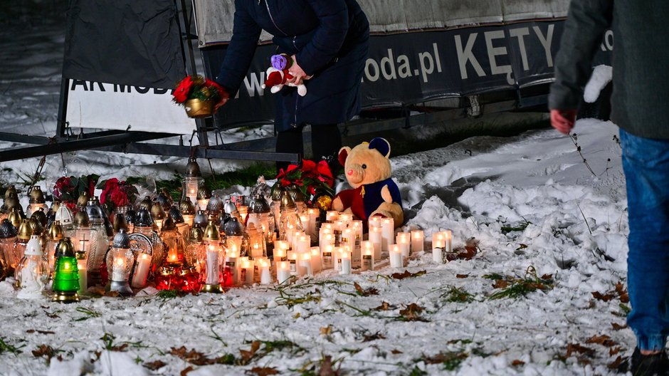 Znicze w miejscu, gdzie we wtorek 28 listopada przez kilka godzin siedziała na zimnie zaginiona 14-latka. Wyziębiona dziewczynka została odnaleziona i trafiła do szpitala, gdzie następnego dnia zmarła