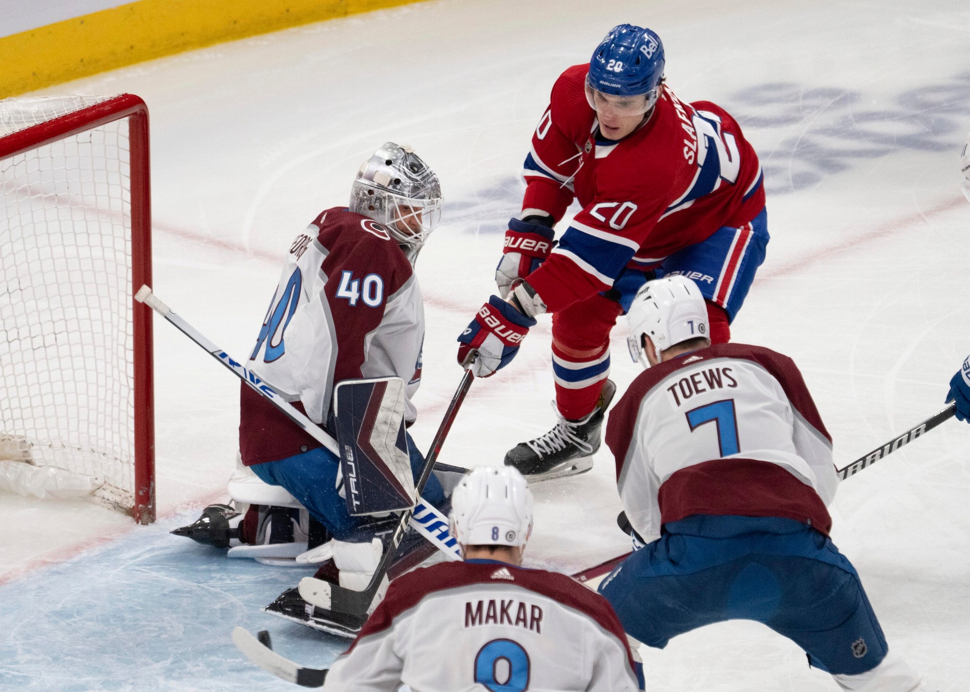 Juraj Slafkovský (Montreal Canadiens) sa snaží dostať puk do bránky Colorada Avalanche.