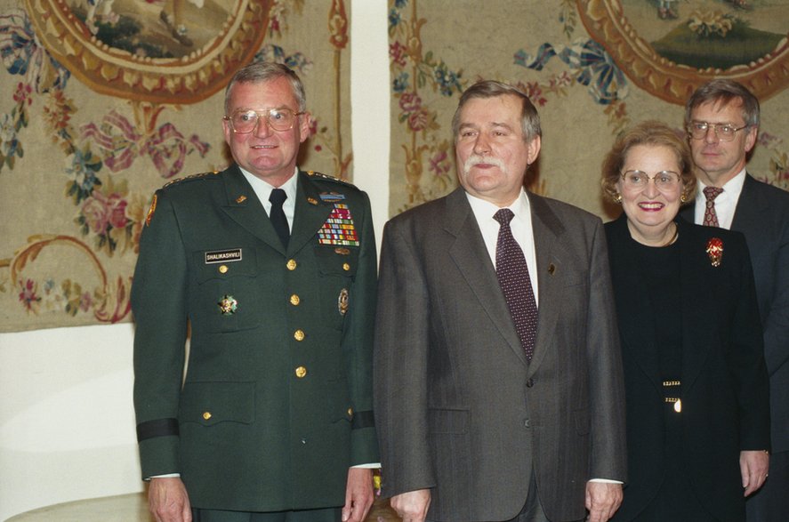 Spotkanie prezydenta Lecha Wałęsy (drugi od lewej) z gen. Johnem Shalikashvilim (pierwszy od lewej) i Madeleine Albright (trzecia od lewej), wysłannikami prezydenta USA (07.01.1994)