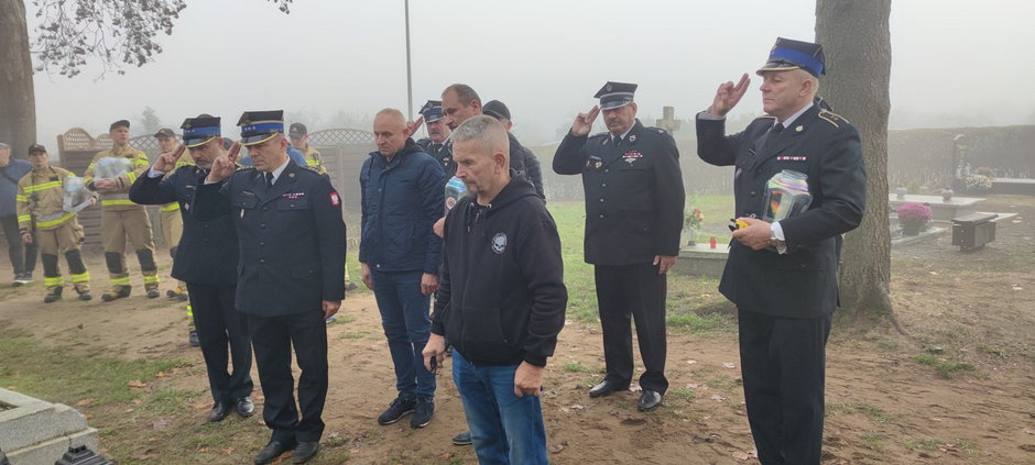 Strażacy odwiedzili groby swoich koleżanek i kolegów. Był czas na wspomnienia i zadumę