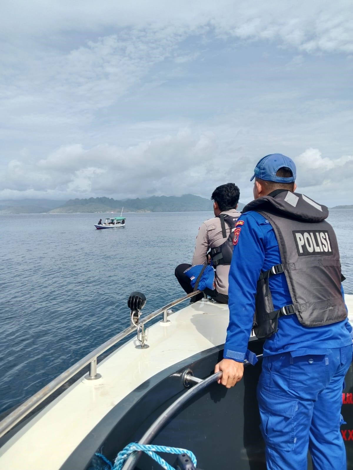 Entrenador español y tres hijos desaparecidos tras naufragio en Indonesia