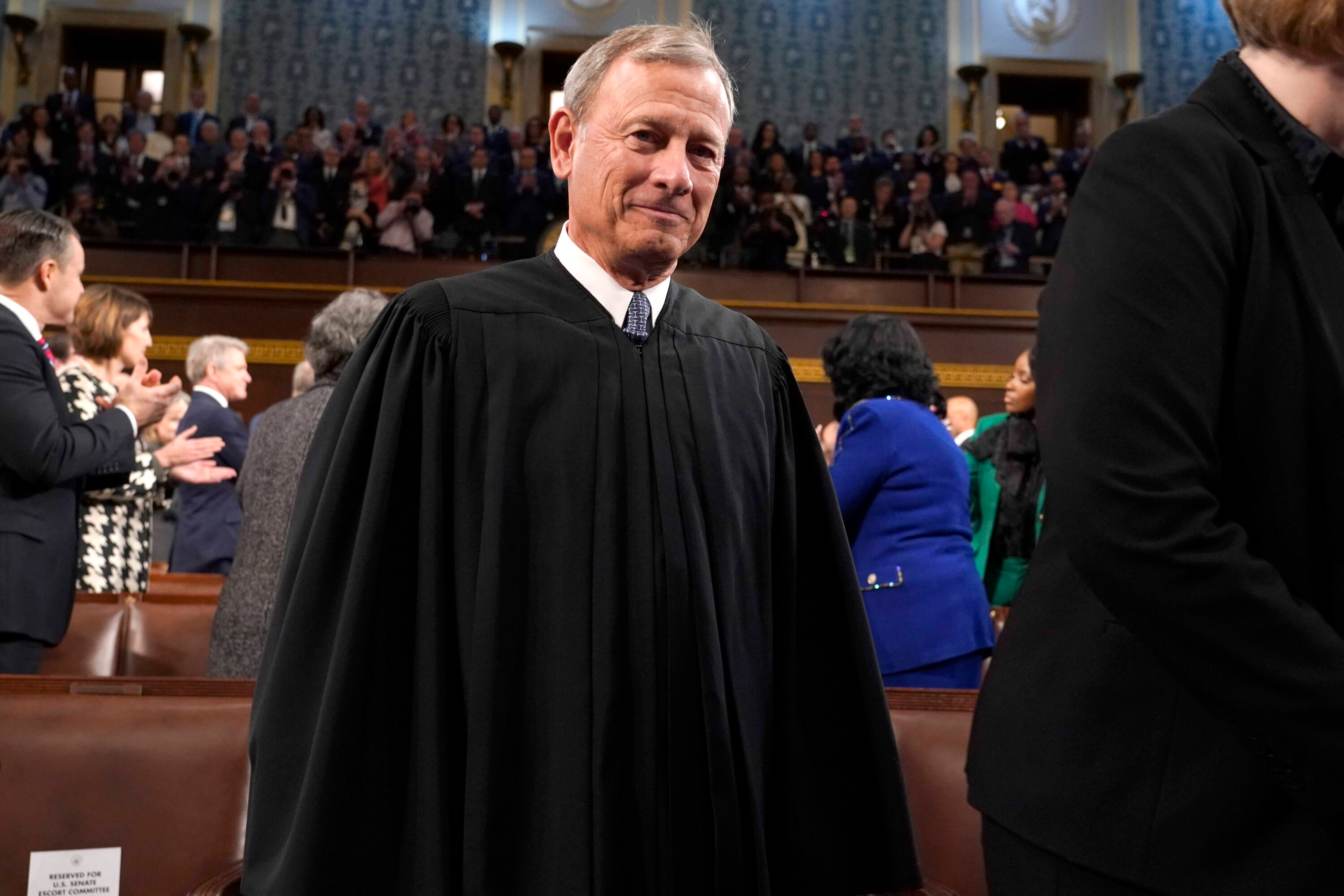 Roberts przekształca prezydenta USA w monarchę - ekspert