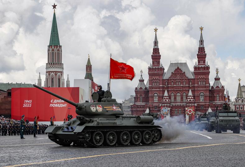 Parada wojskowa w Moskwie z okazji Dnia Zwycięstwa - czołgi T34 