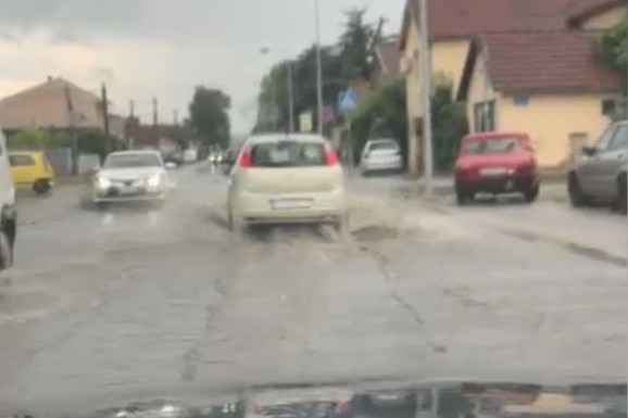 (VIDEO) SNAŽNO NEVREME U TRSTENIKU Olujni vetar i jak pljusak napravili haos, dvorišta kao jezera!