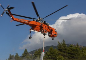 Helikopter gasi požar u Psati, u okolini Atine | Foto: EPA