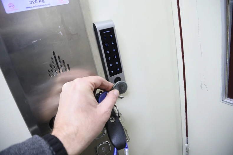 Čip za lift, tag sa čitačem