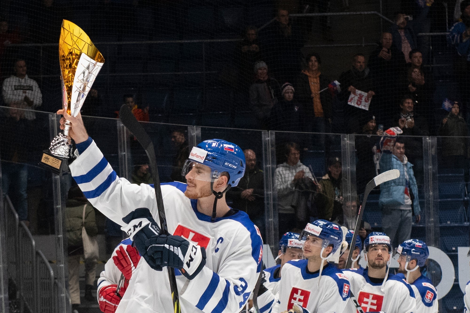 Kapitán slovenskej hokejovej reprezentácie Peter Cehlárik korčuľuje s trofejou po celkovom víťazstve na domácom Vianočnom Kaufland Cupe v Bratislave. 