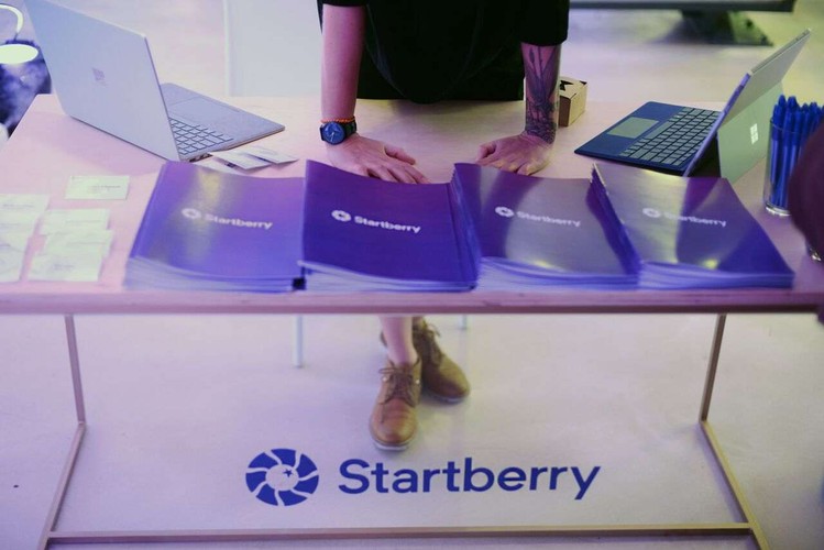 Startberry to nowy program akceleracyjny stworzony przez firmy Senfino, Microsoft i EY. Jego celem wspieranie innowacyjnych spółek technologicznych w drodze globalnej ekspansji i zrzeszanie społeczności skupionej wokół startupów. Stratberry, którego oficjalne otwarcie nastąpiło pod koniec paźdzernika, ma być pierwszym krokiem w stworzeniu w Warszawie Startup Digital Valley - centrum dla projektów technologcznyhch w Europie Środkowo-Wschodniej. <br><br>

Oto 10 projektów biznesowych, które biorą udział w pierwszej edycji programu Startberry: