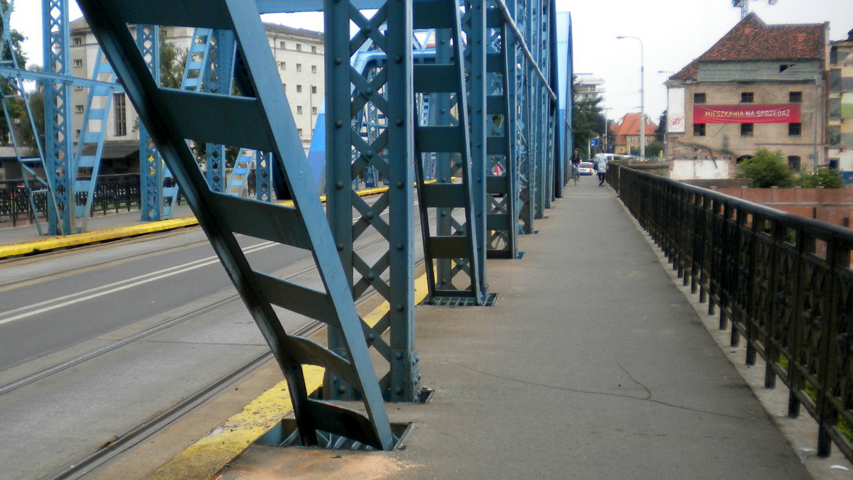 W wyniku kolizji doszło do uszkodzenia konstrukcji mostu Sikorskiego we Wrocławiu. Ze względu na awarię tramwaje do odwołania nie będą przejeżdżać przez przeprawę w stronę ul. Księcia Witolda.