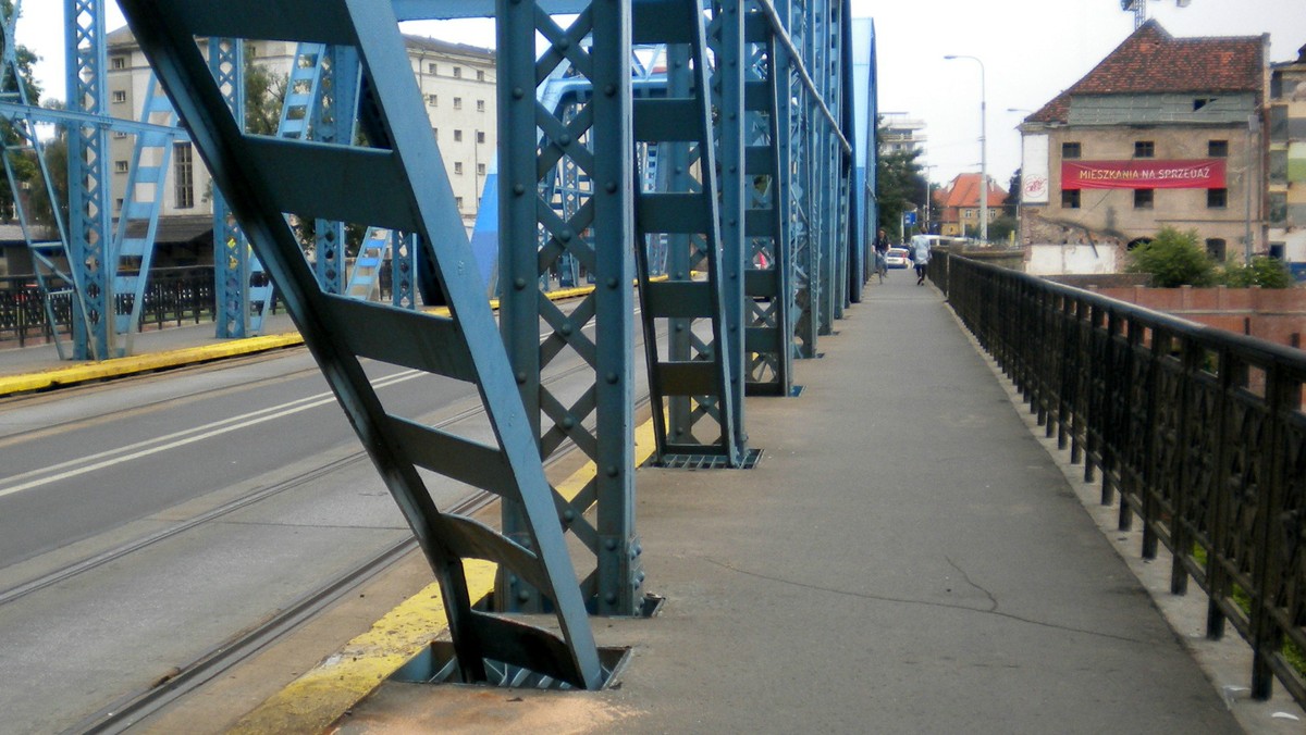 W wyniku kolizji doszło do uszkodzenia konstrukcji mostu Sikorskiego we Wrocławiu. Ze względu na awarię tramwaje do odwołania nie będą przejeżdżać przez przeprawę w stronę ul. Księcia Witolda.