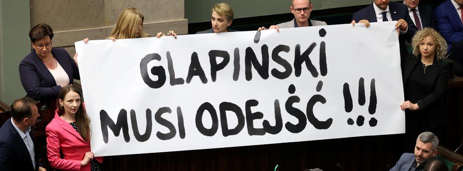  Posłowie opozycji podczas rozpoczętego w środę posiedzenia Sejmu, na którym głosowany ma być wybór szefa NBP. Jedynym kandydatem jest Adam Glapiński. Warszawa, 11 maja 2022 r.