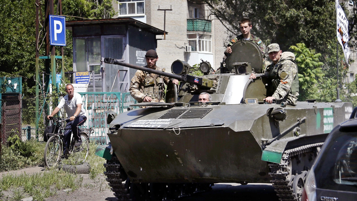 Jeden żołnierz został zabity, a trzech odniosło obrażenia po ostrzelaniu przez prorosyjskich separatystów stanowiska ukraińskich sił antyterrorystycznych pod Słowiańskiem na wschodzie Ukrainy - poinformowało ministerstwo obrony tego kraju.