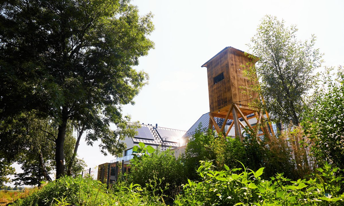 Wieża jak ambona myśliwska na osiedlu w bogatej dzielnicy Warszawy. Deweloper się tłumaczy