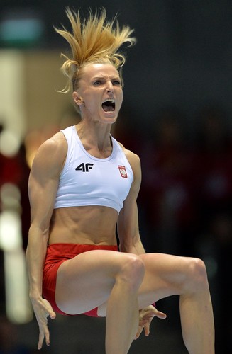 Polka Anna Rogowska w finale rywalizacji kobiet w skoku o tyczce podczas halowych lekkoatletycznych mistrzostw świata w sopockiej Ergo Arenie
