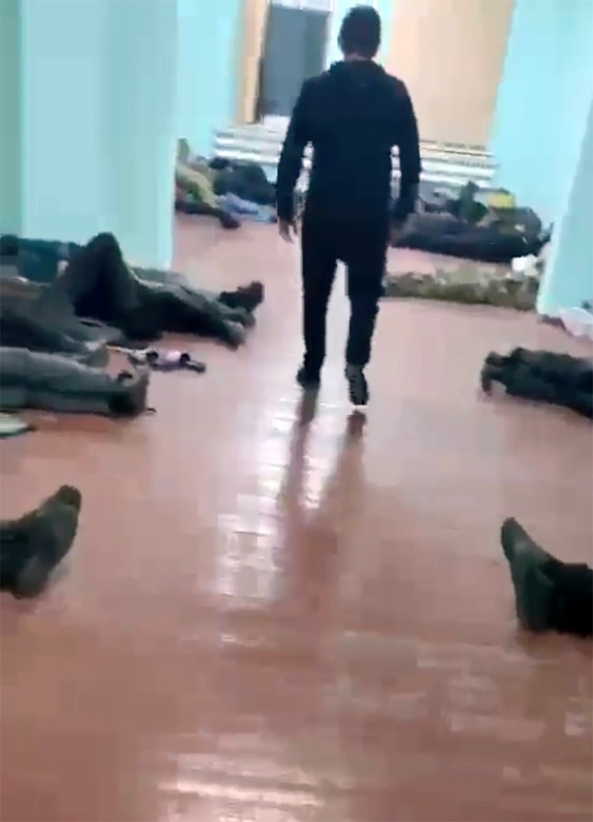 Nema kreveta za vojnike Dagestana - novomobilisani regrut pokazao kako njegovi saborci spavaju na podu