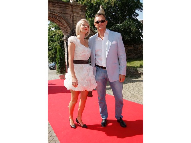Edyta i Cezary Pazurowie na ślubie Agnieszki Popielewicz, czyli luz i klasyka. Ona elegancka, on w stylu casual: marynarka plus dżinsy