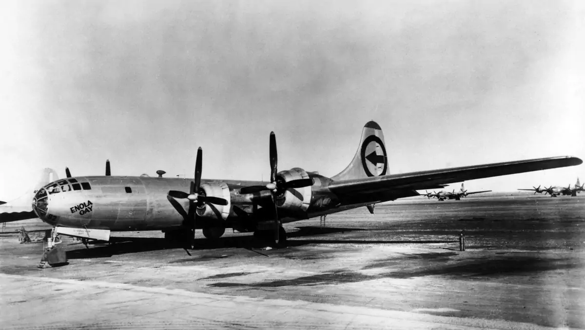 Bombowiec B-29 Superfortress na lotnisku North Field w Tinian